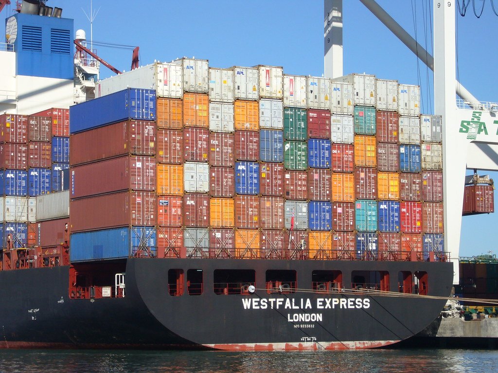 Buque portacontenedores en puerto, servicio de contenedores refrigerados